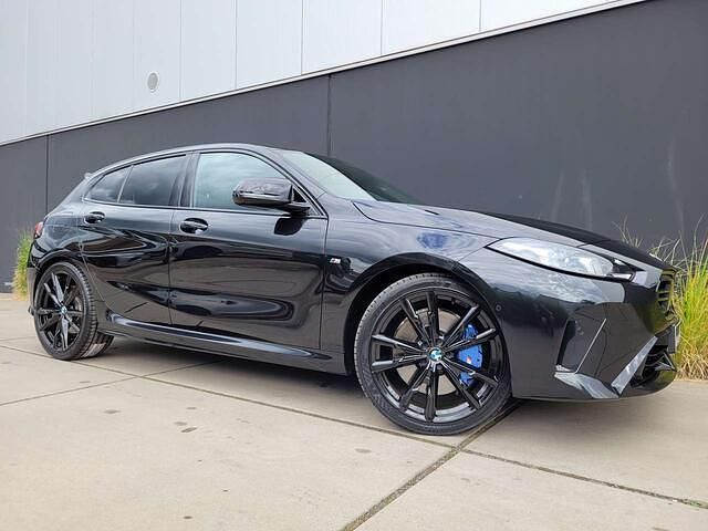 Zwart Gebruikt 2025 BMW M135 Hatchback | € 46.580 (Eerlijke prijs) - Afbeelding 1/4