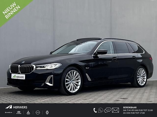 Zwart Gebruikt 2022 BMW 530e Luxury Line Stationwagen | € 36.935 (Goede deal) - Afbeelding 1/4