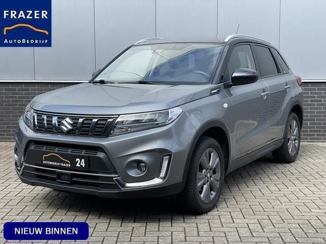 Grijs, metallic lak Gebruikt 2021 Suzuki Vitara Style SUV | € 20.995 (Goede deal) - Afbeelding 1/4