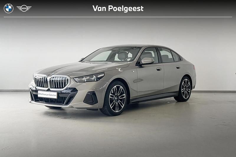 Oxidgrau ii metallic (licht beige metallic) Gebruikt 2024 BMW 520 M Sport Sedan | € 54.900 - Afbeelding 1/4