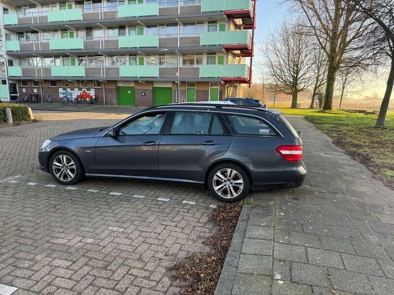 Grijs Gebruikt 2011 Mercedes E220 Stationwagen | € 6.000 - Afbeelding 1/3