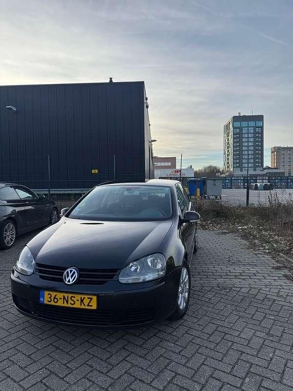 Zwart Occasion 2004 VW Golf IV Comfortline Hatchback | € 2.250 (Eerlijke prijs) - Afbeelding 1/4
