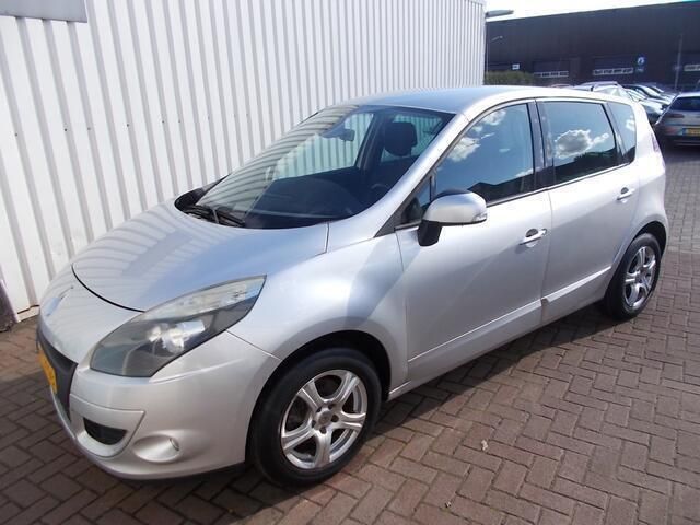 Zilver Gebruikt 2009 Renault Scénic III Dynamique MPV | € 4.950 (Eerlijke prijs) - Afbeelding 1/4