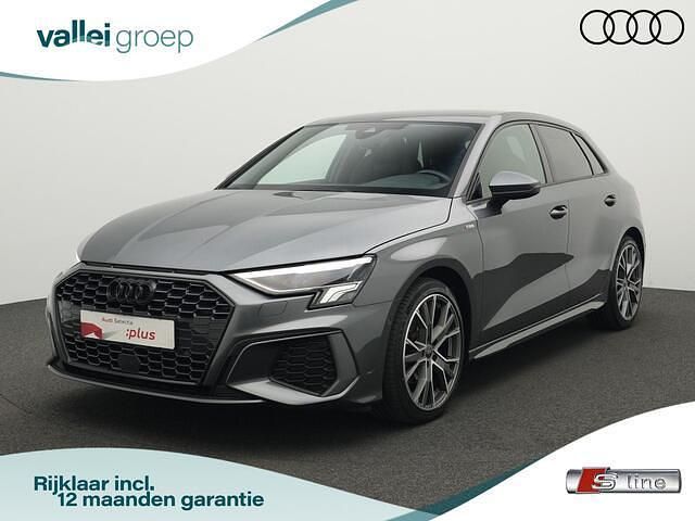 Grijs, metallic lak Gebruikt 2023 Audi A3 Sportback S-Line Hatchback | € 37.200 (Duur) - Afbeelding 1/4