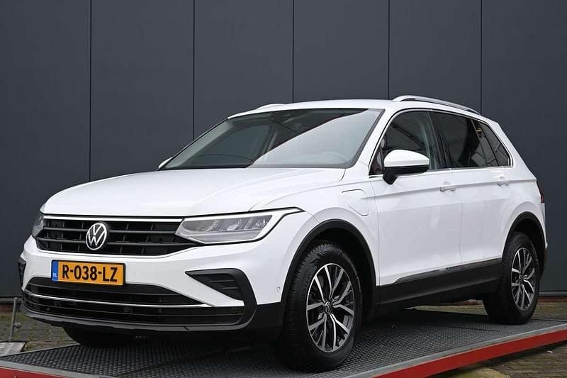 Wit Occasion 2021 VW Tiguan Business+ SUV | € 27.950 (Super prijs) - Afbeelding 1/4