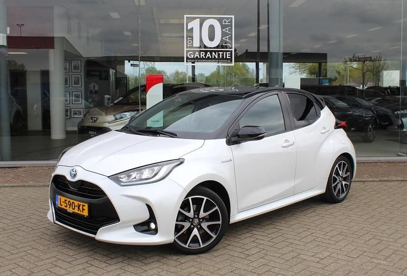 Wit Gebruikt 2021 Toyota Yaris Executive Hatchback | € 22.995 (Eerlijke prijs) - Afbeelding 1/4