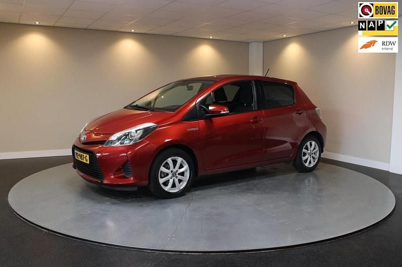 Rood (metallic) Gebruikt 2012 Toyota Yaris Hybrid Hatchback | € 9.940 (Eerlijke prijs) - Afbeelding 1/4