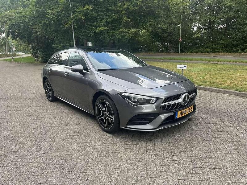 Grijs Gebruikt 2020 Mercedes CLA250 Premium Sedan | € 28.950 - Afbeelding 1/4