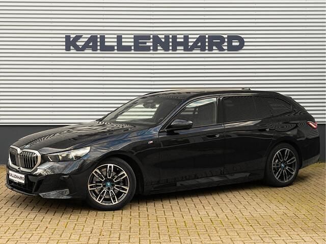 Zwart Gebruikt 2024 BMW 530e M Sport Stationwagen | € 58.875 - Afbeelding 1/4