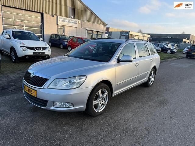 Grijs Gebruikt 2011 Skoda Octavia Ambition Stationwagen | € 3.750 (Goede deal) - Afbeelding 1/4