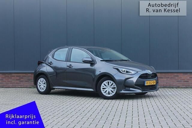 Grijs Gebruikt 2022 Toyota Yaris Active Hatchback | € 19.490 (Goede deal) - Afbeelding 1/4