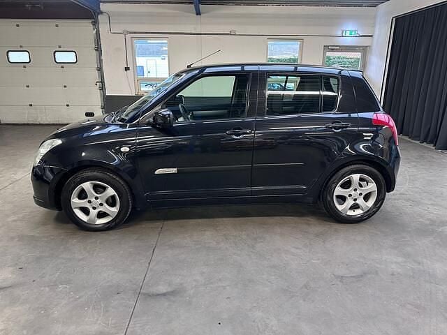 Zwart (metallic) Gebruikt 2007 Suzuki Swift GLX Hatchback | € 2.450 (Eerlijke prijs) - Afbeelding 1/4