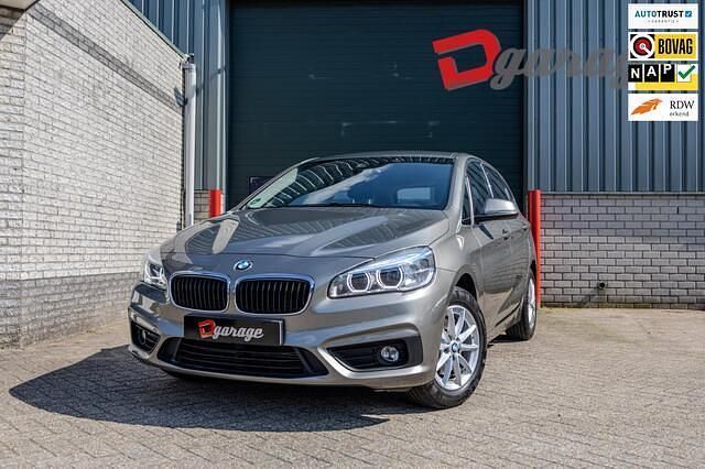 Grijs Gebruikt 2016 BMW 218 Executive Stationwagen | € 17.950 (Eerlijke prijs) - Afbeelding 1/4