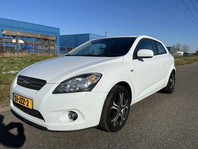 Wit Gebruikt 2009 Kia ProCeed Hatchback | € 2.499 (Eerlijke prijs) - Afbeelding 1/4