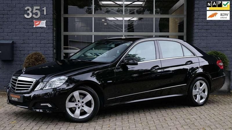 Zwart Occasion 2009 Mercedes E200 Sedan | € 8.000 (Super prijs) - Afbeelding 1/4