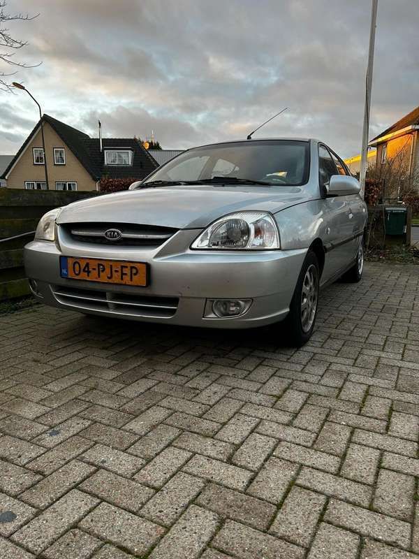 Grijs Gebruikt 2004 Kia Rio Hatchback | € 600 (Goede deal) - Afbeelding 1/4