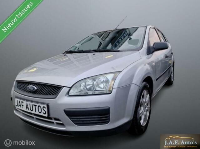 Grijs Gebruikt 2006 Ford Focus Hatchback | € 1.499 (Eerlijke prijs) - Afbeelding 1/4