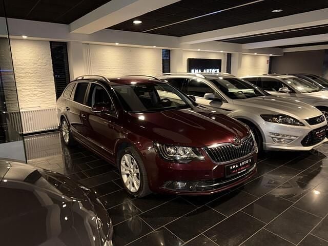 Rood Gebruikt 2014 Skoda Superb Elegance Hatchback | € 12.950 - Afbeelding 1/4