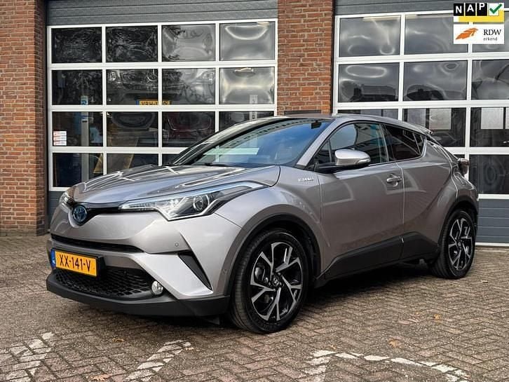 Grijs (metallic) Gebruikt 2019 Toyota C-HR+ Style SUV | € 17.999 - Afbeelding 1/4
