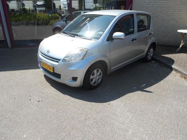 Grijs Gebruikt 2008 Daihatsu Sirion Hatchback | € 2.950 (Duur) - Afbeelding 1/4