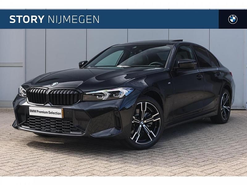 Saphirschwarz (donker zwart metallic) Gebruikt 2025 BMW 330e Comfort Edition Sedan | € 54.950 (Eerlijke prijs) - Afbeelding 1/4