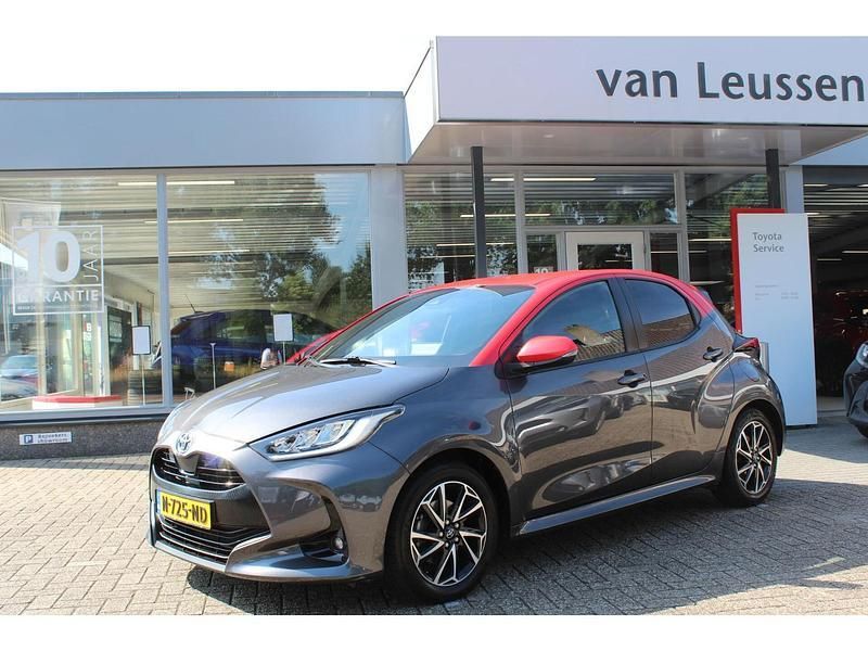 Grijs Gebruikt 2021 Toyota Yaris Hatchback | € 21.700 (Iets duurder) - Afbeelding 1/4