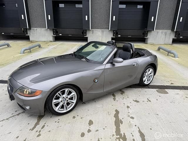 Grijs Gebruikt 2004 BMW Z4 Cabriolet | € 5.499 (Eerlijke prijs) - Afbeelding 1/4