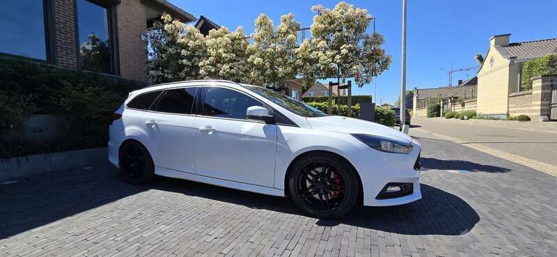 Wit Gebruikt 2015 Ford Focus ST Stationwagen | € 17.950 (Eerlijke prijs) - Afbeelding 1/4