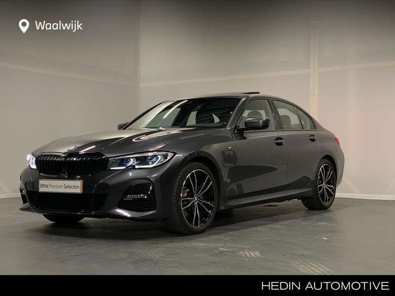Grijs, metallic lak Gebruikt 2021 BMW 320 Comfort Edition Sedan | € 32.880 (Eerlijke prijs) - Afbeelding 1/4