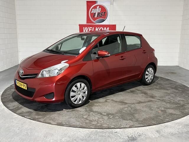 Rood (metallic) Occasion 2012 Toyota Yaris Hatchback | € 6.950 (Super prijs) - Afbeelding 1/3