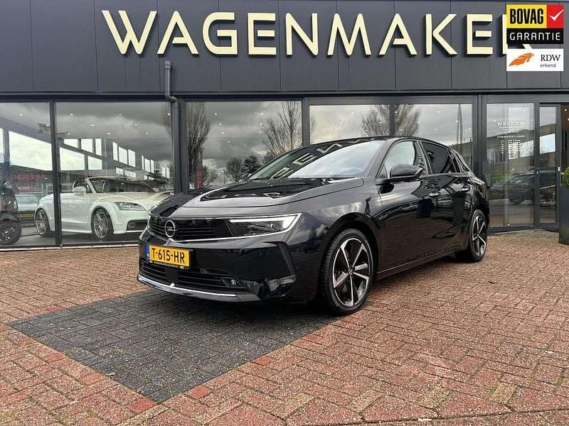 Zwart Occasion 2022 Opel Astra Elegance Hatchback | € 21.950 (Goede deal) - Afbeelding 1/4
