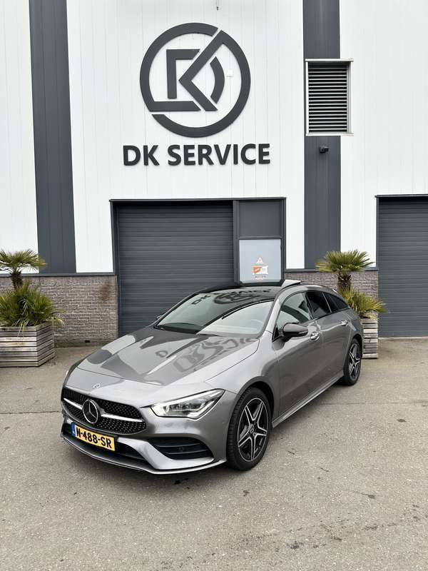 Grijs Gebruikt 2022 Mercedes CLA250 AMG Sedan | € 29.950 (Eerlijke prijs) - Afbeelding 1/4