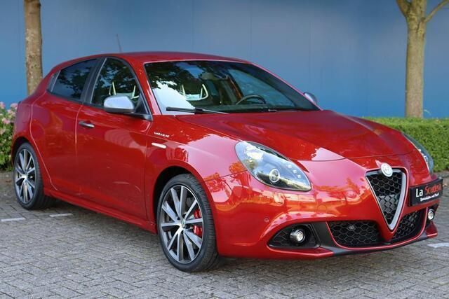 Rood Gebruikt 2017 Alfa Romeo Giulietta Quadrifoglio Verde Hatchback | € 23.450 (Iets duurder) - Afbeelding 1/4