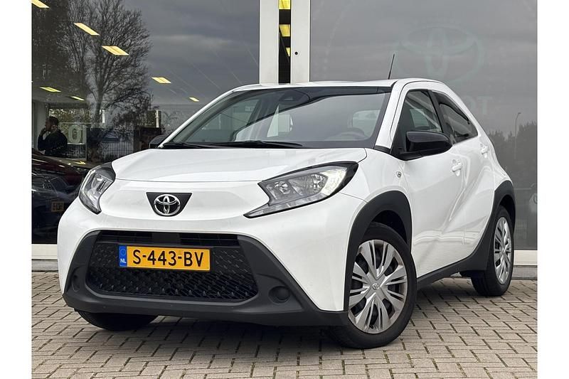 Wit Gebruikt 2023 Toyota Aygo Play Hatchback | € 17.249 (Eerlijke prijs) - Afbeelding 1/1