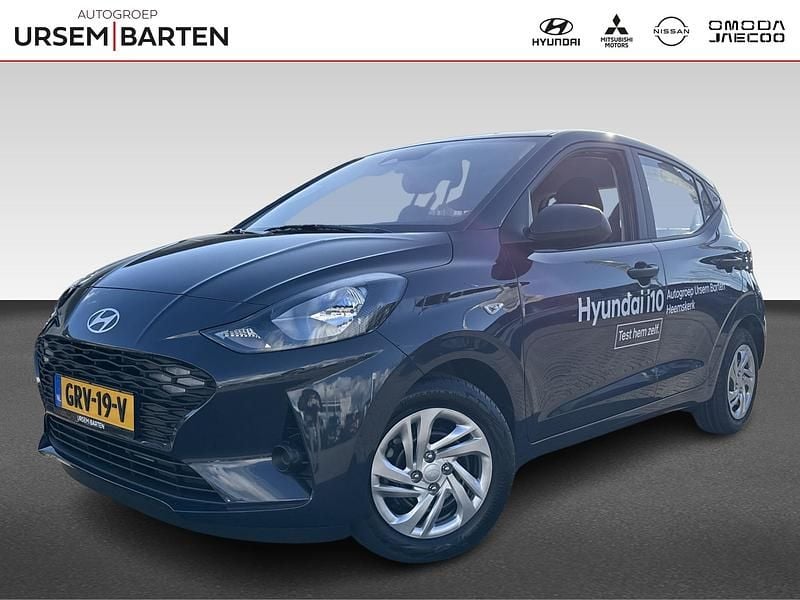Grijs Gebruikt 2025 Hyundai i10 Comfort Hatchback | € 18.430 (Eerlijke prijs) - Afbeelding 1/4