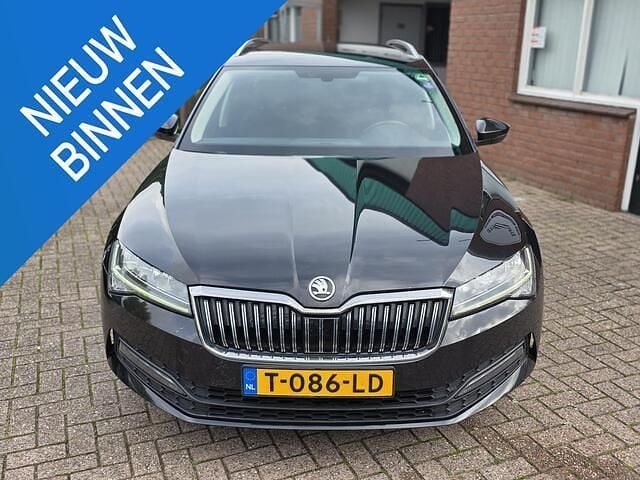 Zwart Gebruikt 2019 Skoda Superb Business Line Stationwagen | € 12.999 (Goede deal) - Afbeelding 1/4