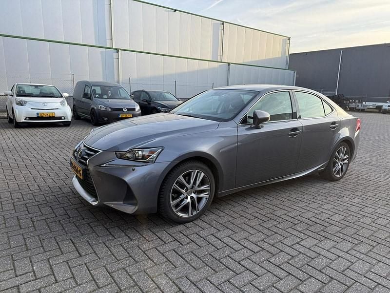 Grijs (metallic) Occasion 2018 Lexus IS300h Business Edition Sedan | € 20.995 (Goede deal) - Afbeelding 1/4