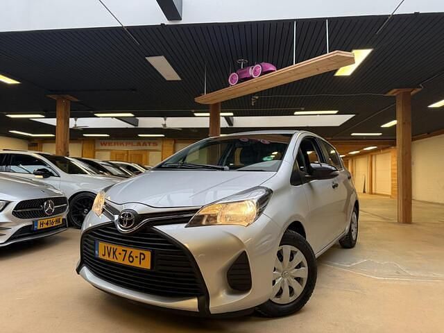 Grijs Occasion 2017 Toyota Yaris Comfort Hatchback | € 8.450 (Super prijs) - Afbeelding 1/4
