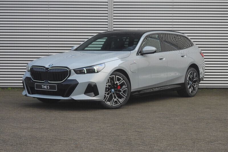 Brooklyn grau Nieuw 2025 BMW 530e Executive Stationwagen | € 91.107 (Eerlijke prijs) - Afbeelding 1/4