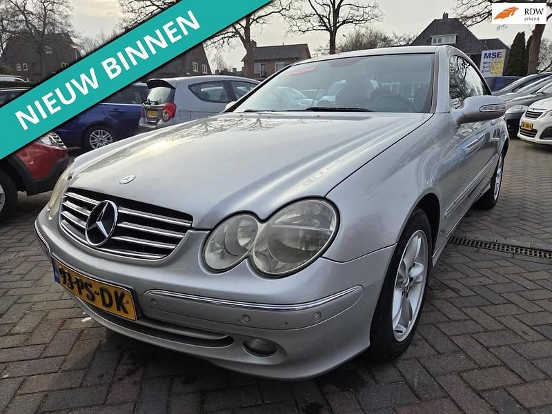 Grijs (metallic) Occasion 2004 Mercedes 240 Avantgarde Coupé | € 4.499 - Afbeelding 1/4