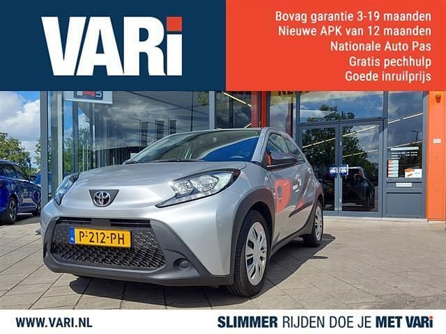 Grijs Gebruikt 2022 Toyota Aygo Play Hatchback | € 16.699 (Eerlijke prijs) - Afbeelding 1/4
