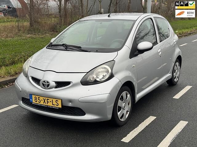 Grijs Occasion 2007 Toyota Aygo Hatchback | € 2.499 (Eerlijke prijs) - Afbeelding 1/4