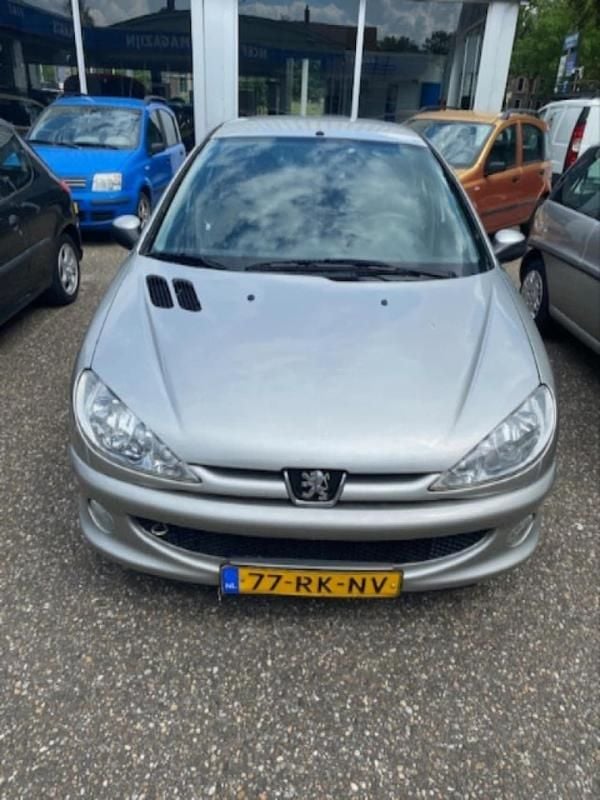 Grijs (metallic) Gebruikt 2005 Peugeot 206 Hatchback | € 2.750 - Afbeelding 1/3