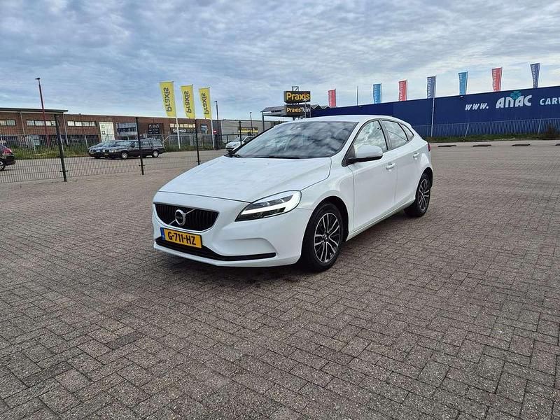 Wit Gebruikt 2019 Volvo V40 Hatchback | € 16.450 (Eerlijke prijs) - Afbeelding 1/4