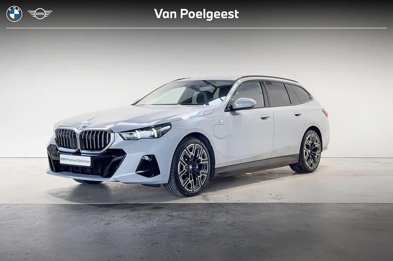 Grijs Gebruikt 2024 BMW 530e M Sport Stationwagen | € 68.995 - Afbeelding 1/4