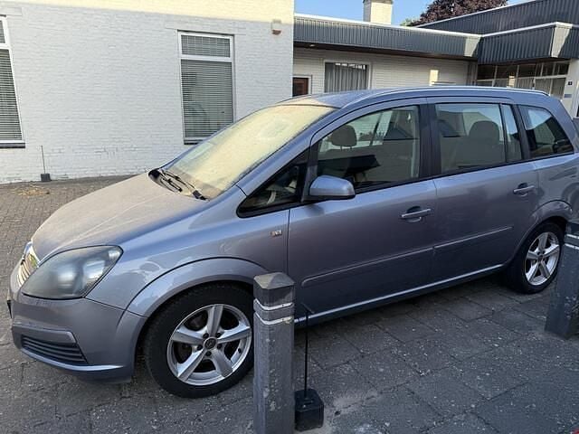 Grijs Gebruikt 2005 Opel Zafira Enjoy MPV | € 1.850 (Eerlijke prijs) - Afbeelding 1/4