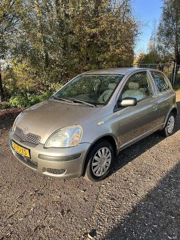 Grijs Gebruikt 2004 Toyota Yaris Hatchback | € 850 (Goede deal) - Afbeelding 1/4