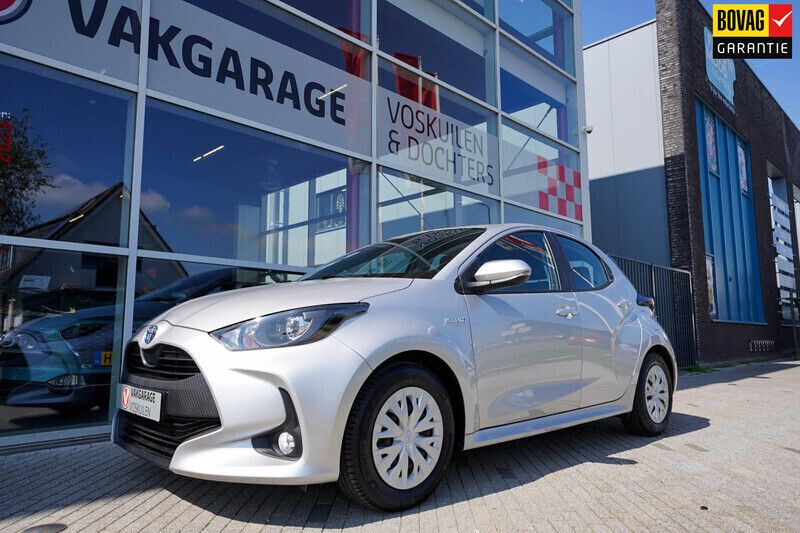 Zilver Gebruikt 2021 Toyota Yaris Hybrid Hatchback | € 21.850 (Goede deal) - Afbeelding 1/4