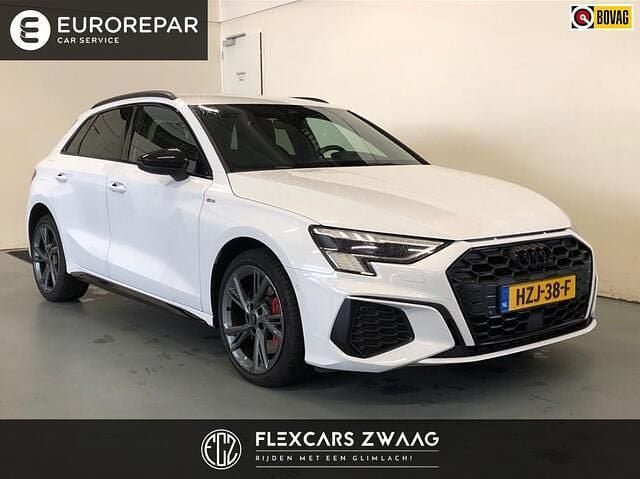 Wit Gebruikt 2023 Audi A3 Sportback Competition Hatchback | € 32.990 (Eerlijke prijs) - Afbeelding 1/4