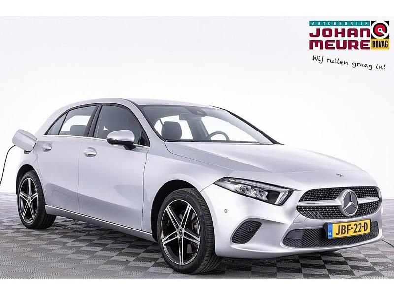 Grijs Occasion 2022 Mercedes A250 Premium Hatchback | € 25.990 - Afbeelding 1/4